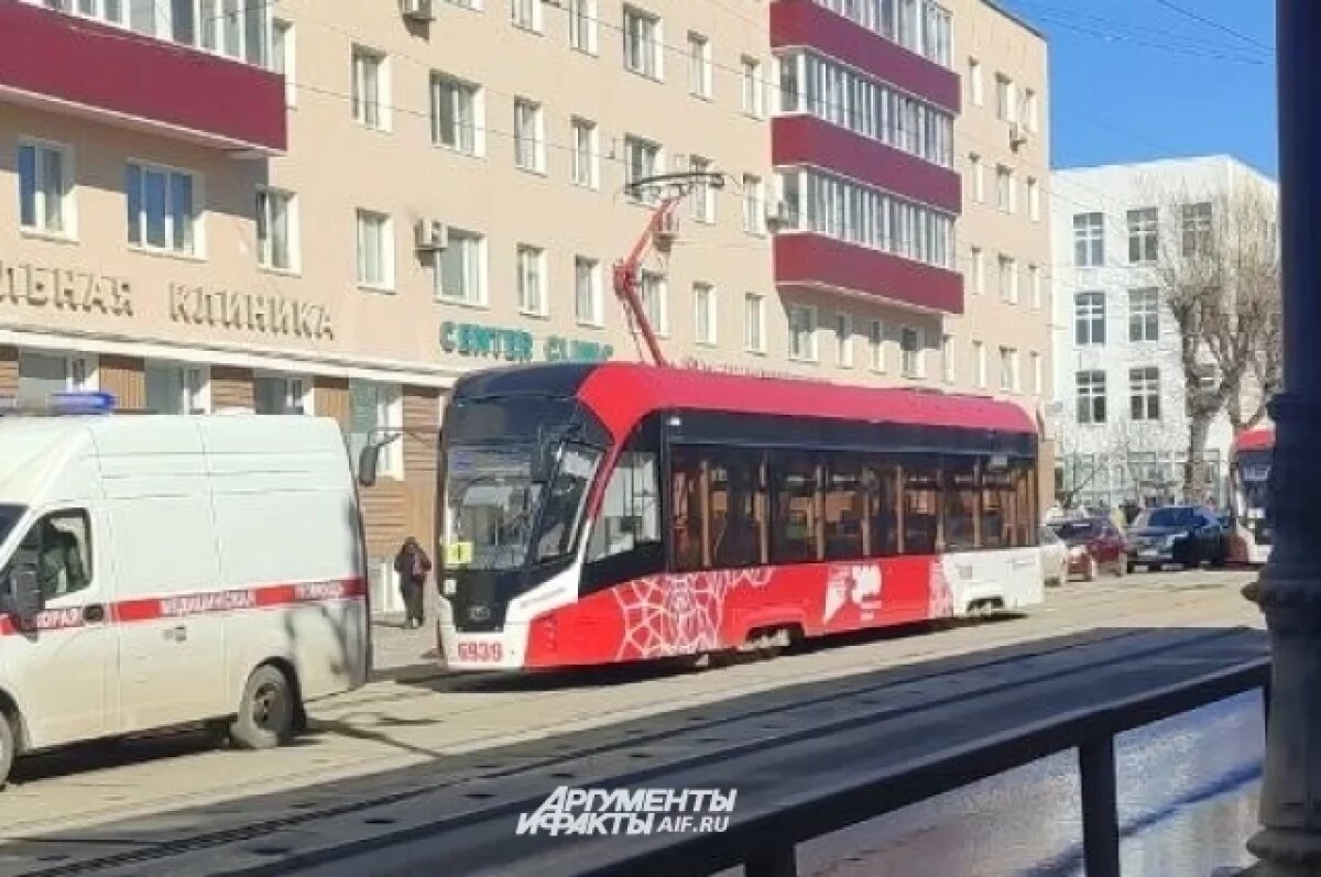    Дептранс Перми объяснил скопление трамваев и скорую помощь у ЦУМа