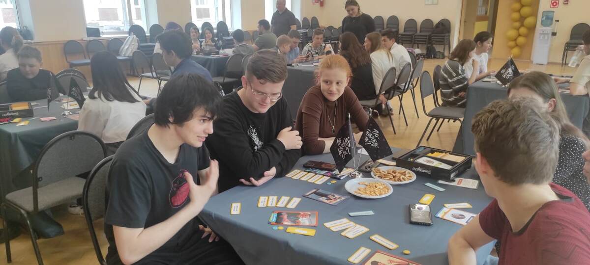 Игра Потолкуем? с ведущими