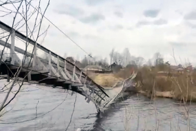 Мост рухнул в Тверской области на глазах мамы с 4-летним ребенком