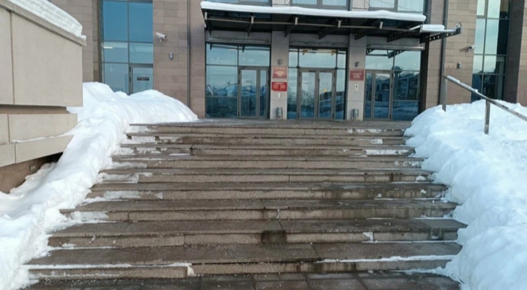 Арбитражный суд Республики Татарстан, снегом занесло. До поручней не дотянуться 