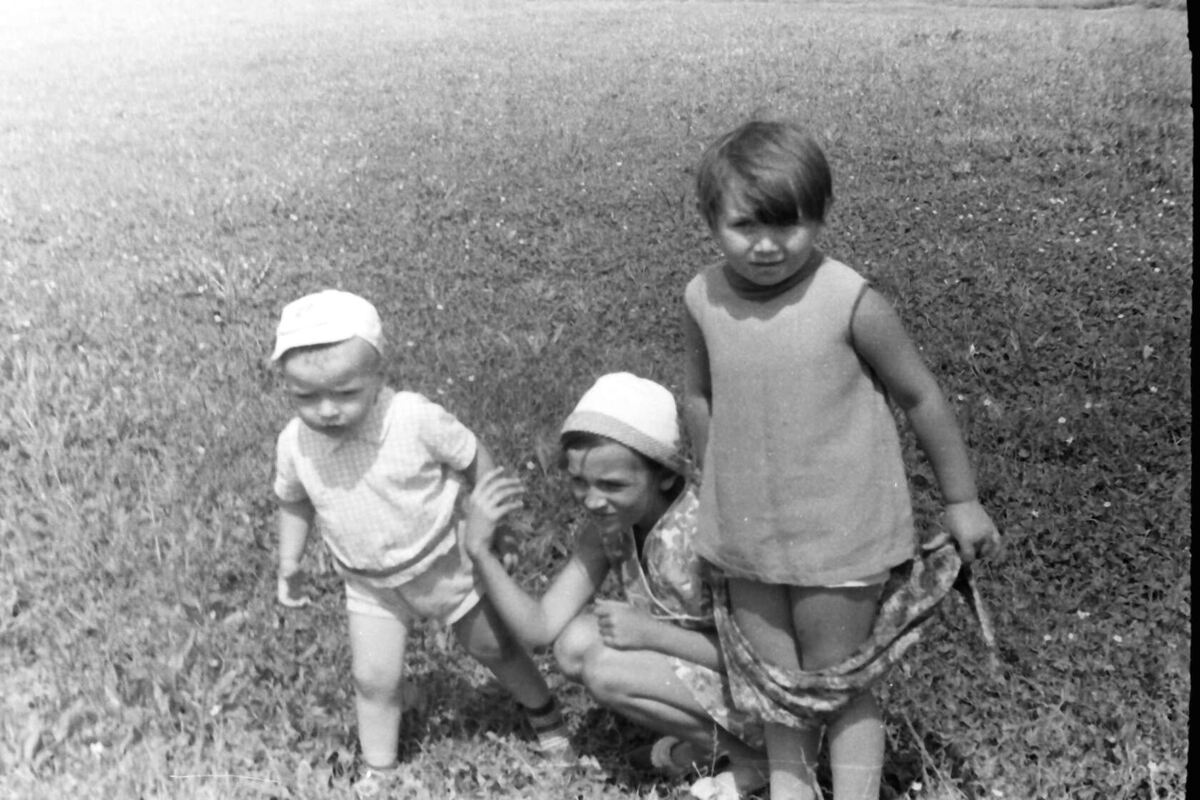 Братик Валерка, я, сестричка Оля. Лемешкино, 1971 год.