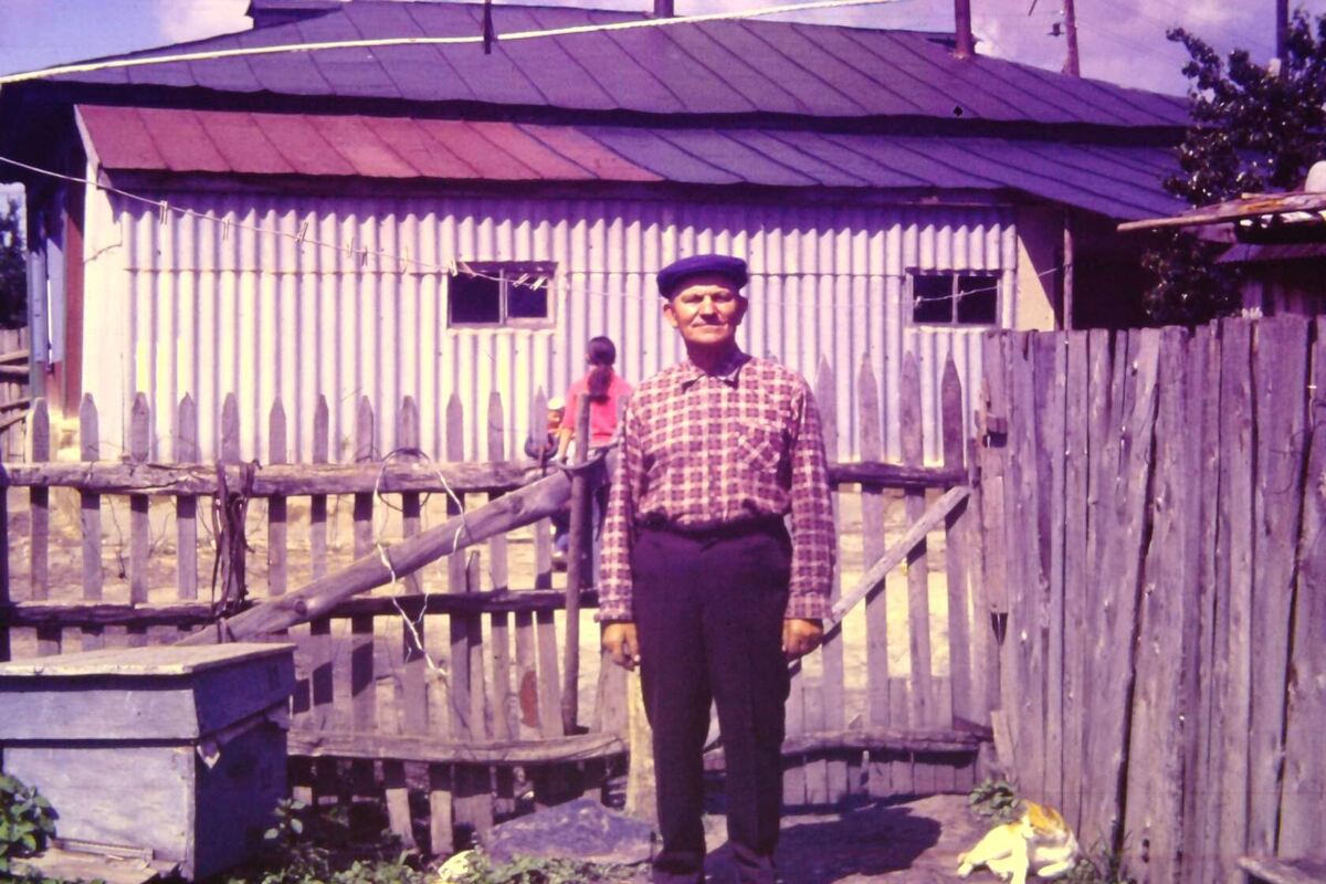 Та самая крыша чулана, пристроенного к дому. Дедушка Павел. Я там спиной стою, кто-то ещё во дворе со мной из мелких.