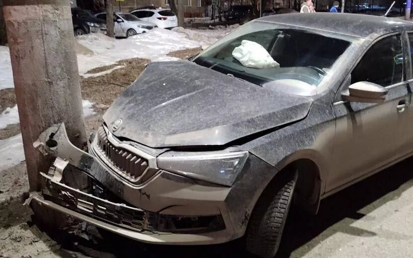    Пьяный водитель «Шкоды» врезался в столб в Ижевске