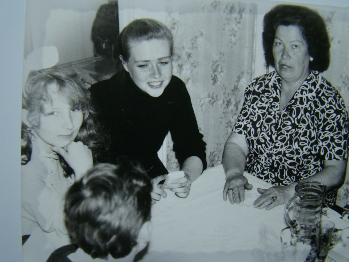 Я в черном свитере и наша классная руководительница, вела химию.