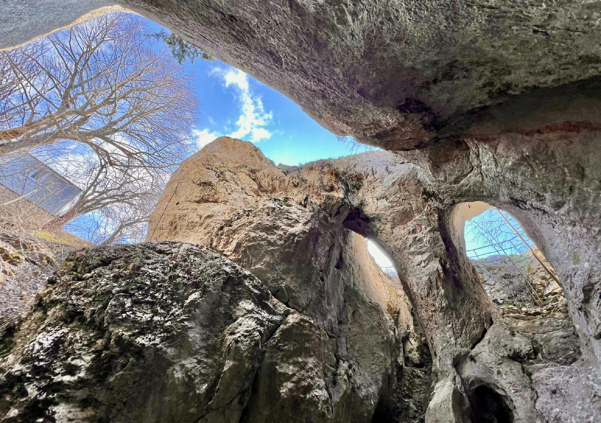 Пещера Трехглазка на Чатыр-Даге