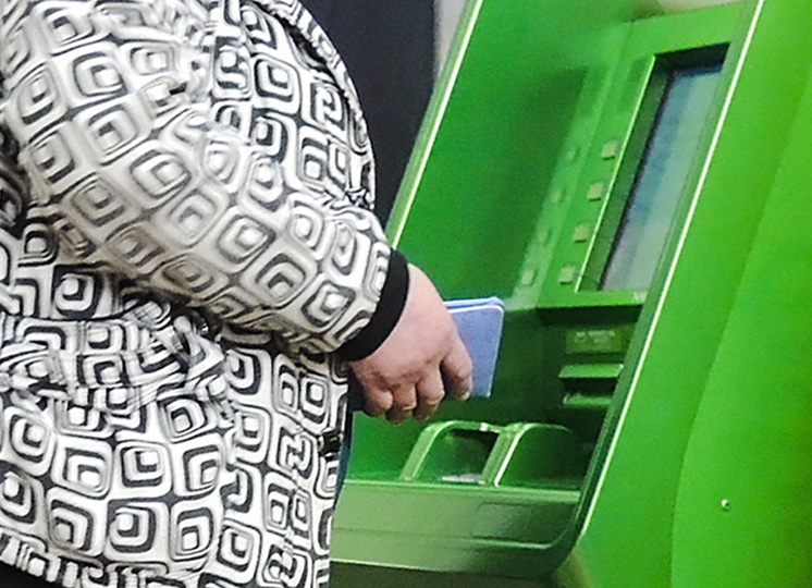 Получить наличные в банкоматах станет труднее: деньги только после проверки
