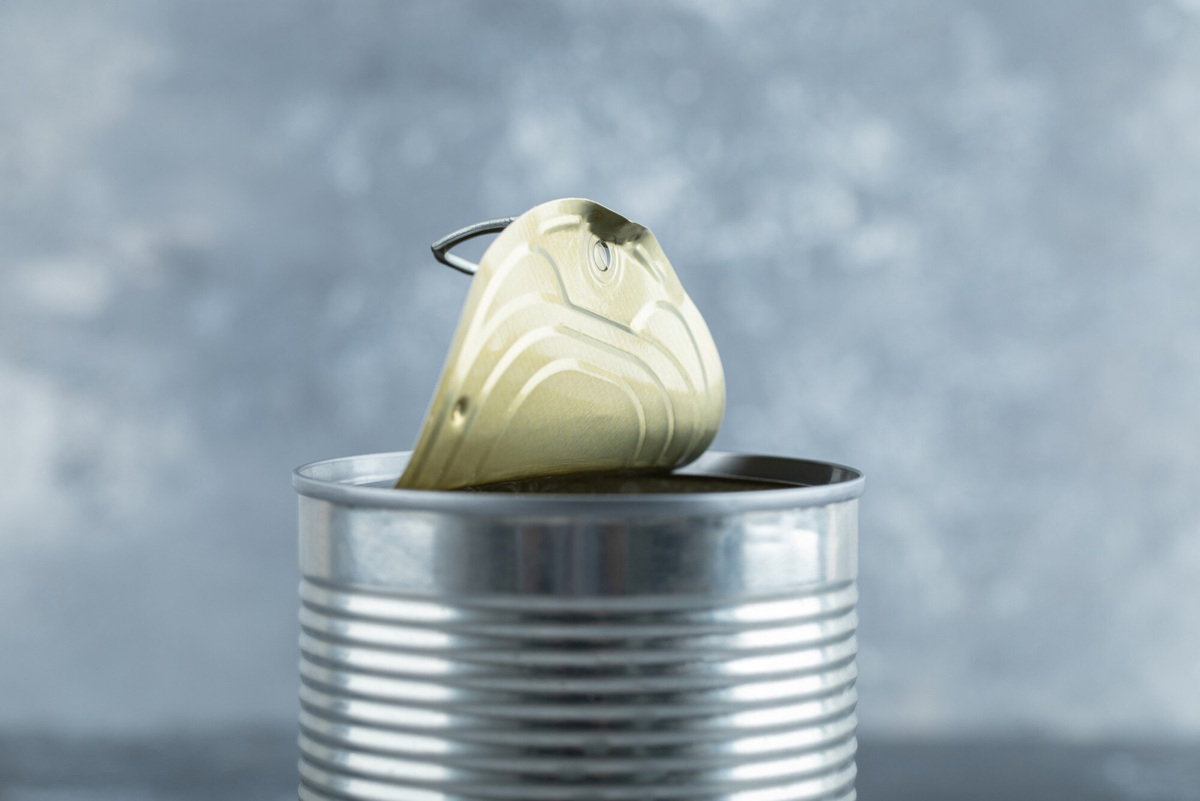     Еда превратится в отраву: веская причина, почему не следует ставить открытые консервные банки в холодильник