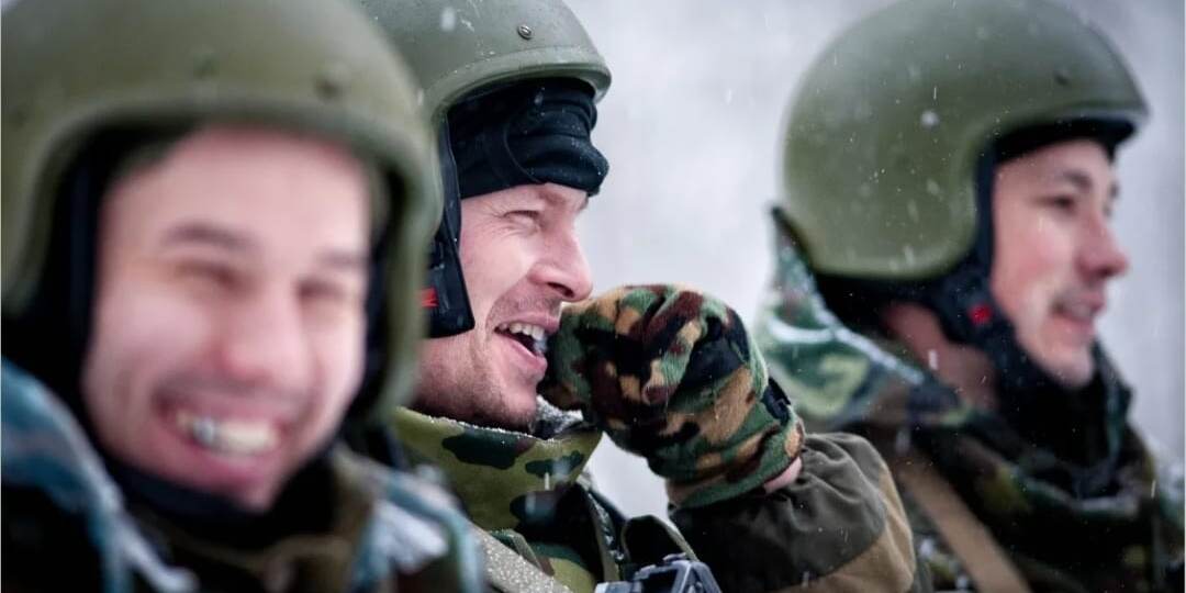 СМЕЮЩИЕСЯ НАД БОЛЬЮ