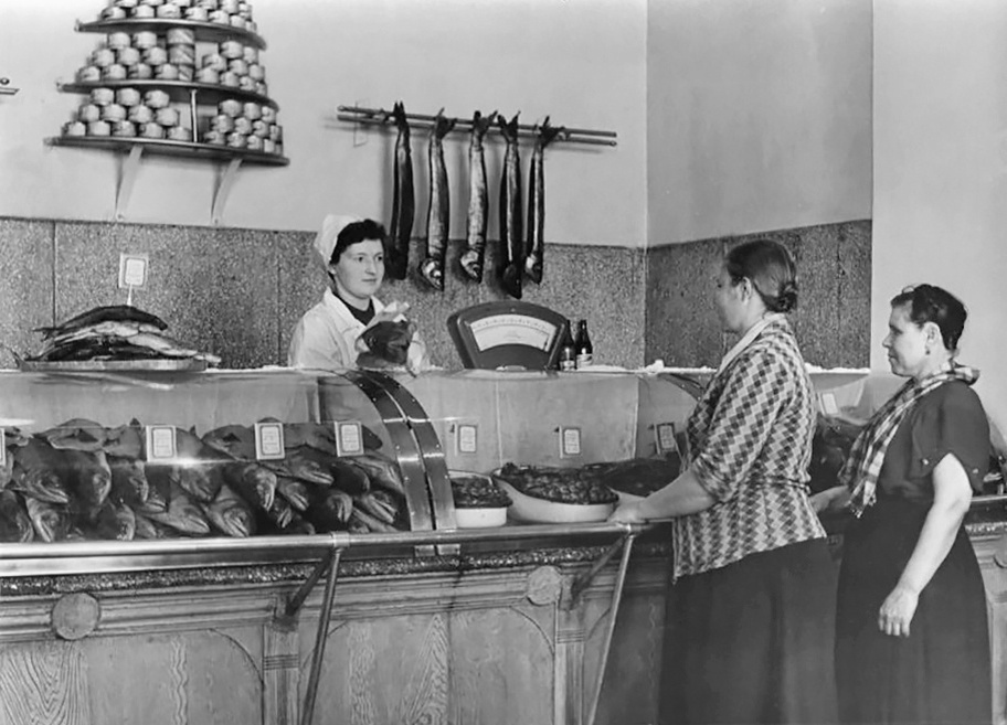 Магазин №38 Горпищеторга, рыбный отдел 1957 год. Комсомольск-на-Амуре