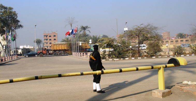 Охрана у отеля. Всё серьезно.