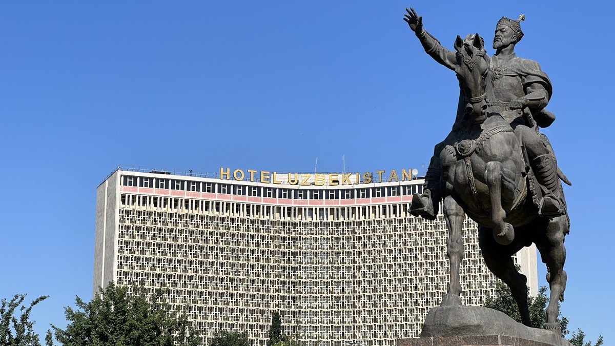 Памятник Амиру Тимуру в одноименном сквере на фоне отеля "Узбекистан"