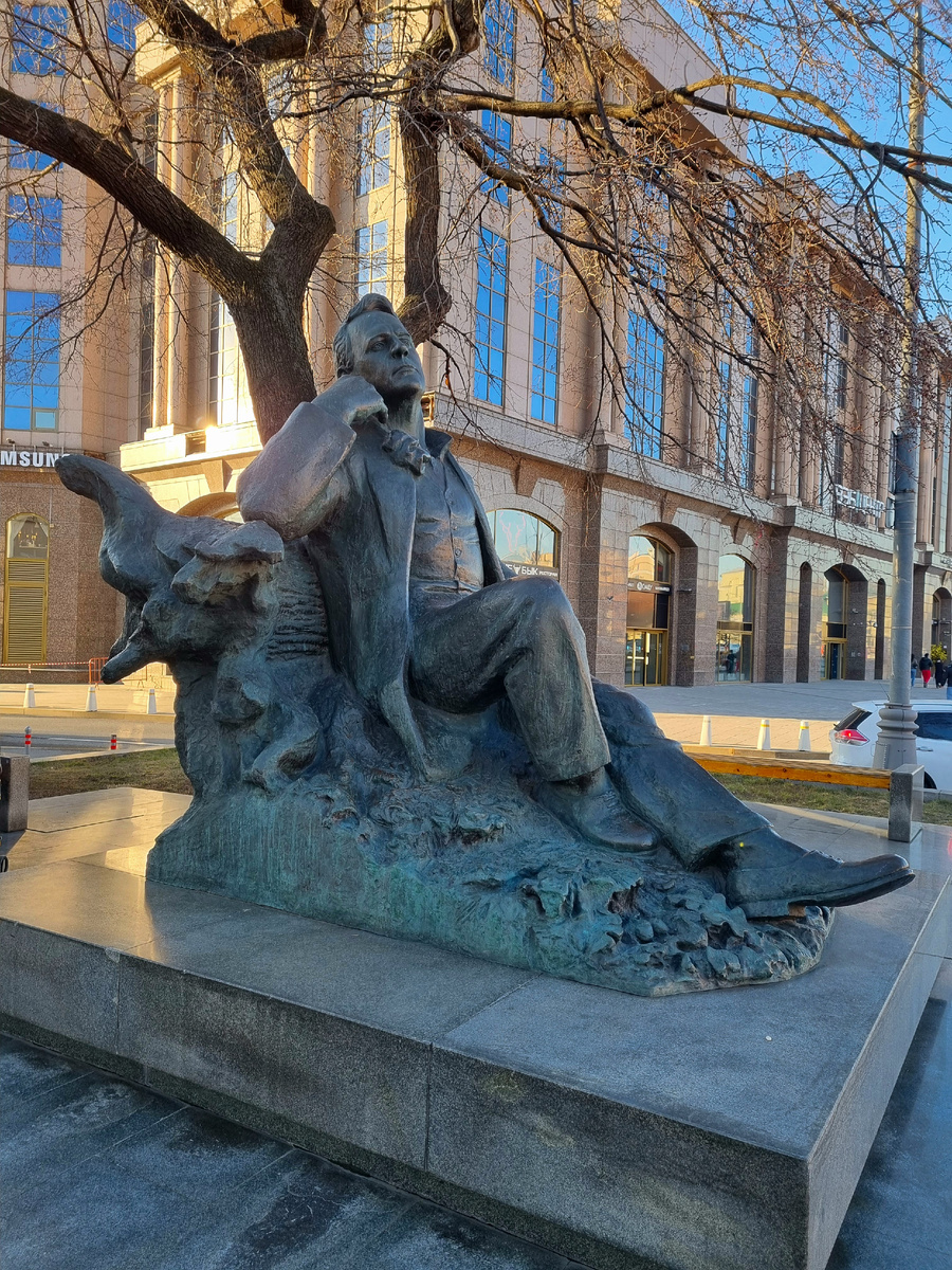 Памятник Ф.И.Шаляпину. Фото автора статьи.