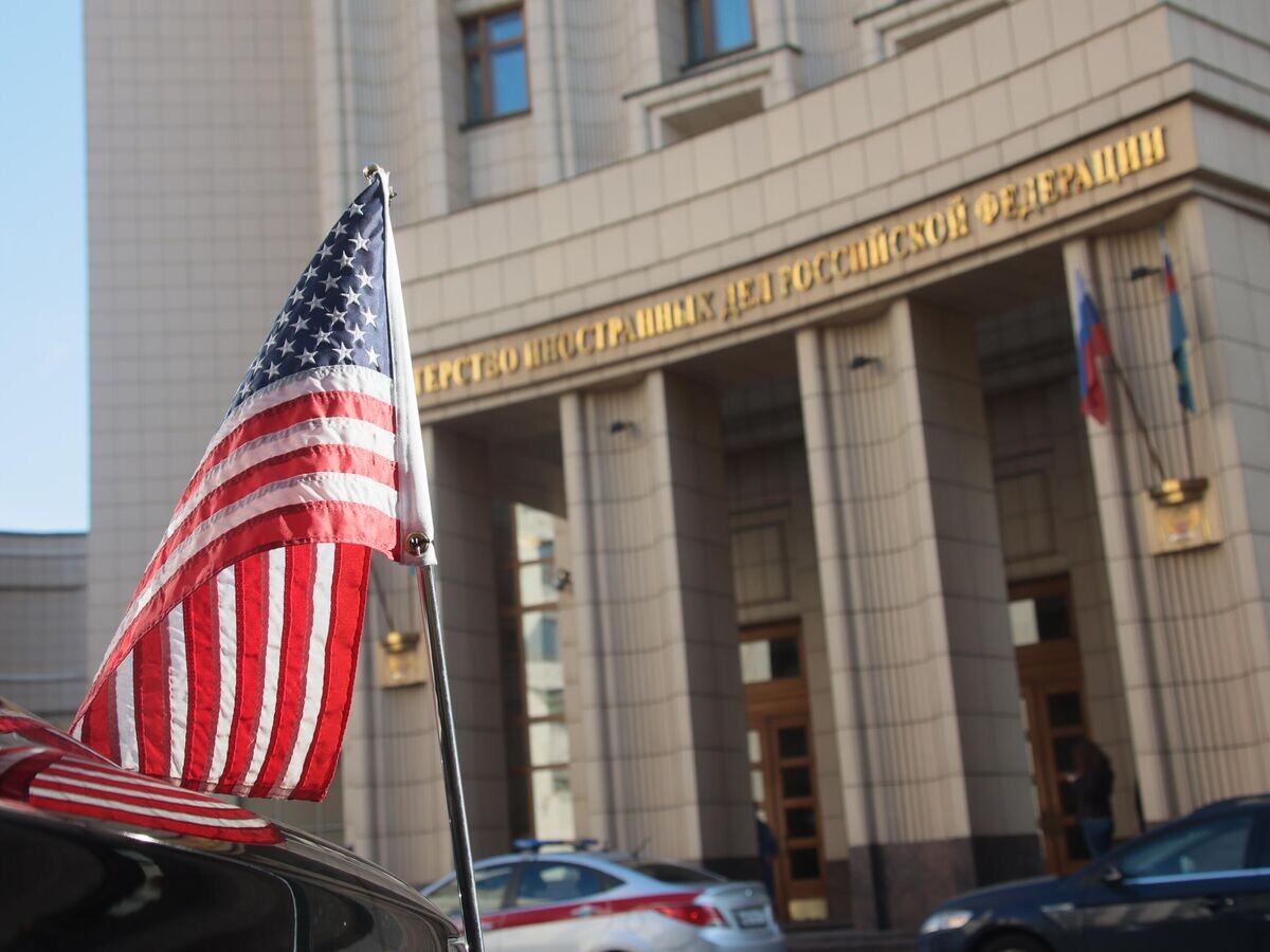   Флаг на автомобиле у здания МИД РФ© РИА Новости / Виталий Белоусов