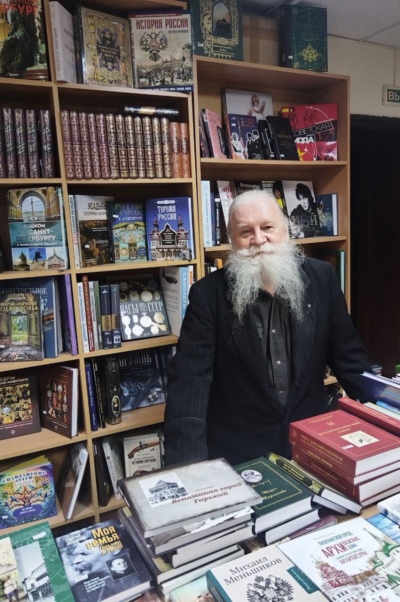    Сейчас Вадим Квашнин проводит время в окружении книг