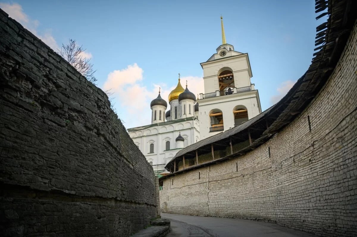    Троицкий собор Псковского кремля буквально парит в воздухе