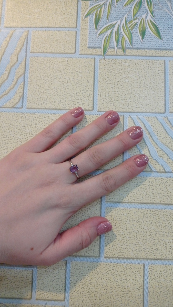 Не выдержала и через две недели сделала себе свой типичный маникюр на короткие ногти. Когда-то два года назад, потративши на всё 3000 рублей, теперь делаю себе сама ногти, и за один час можно успеть.