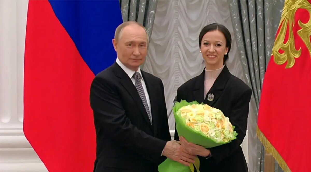    Владимир Путин и Рената Шакирова. Фото: скриншот из видео пресс-службы Кремля