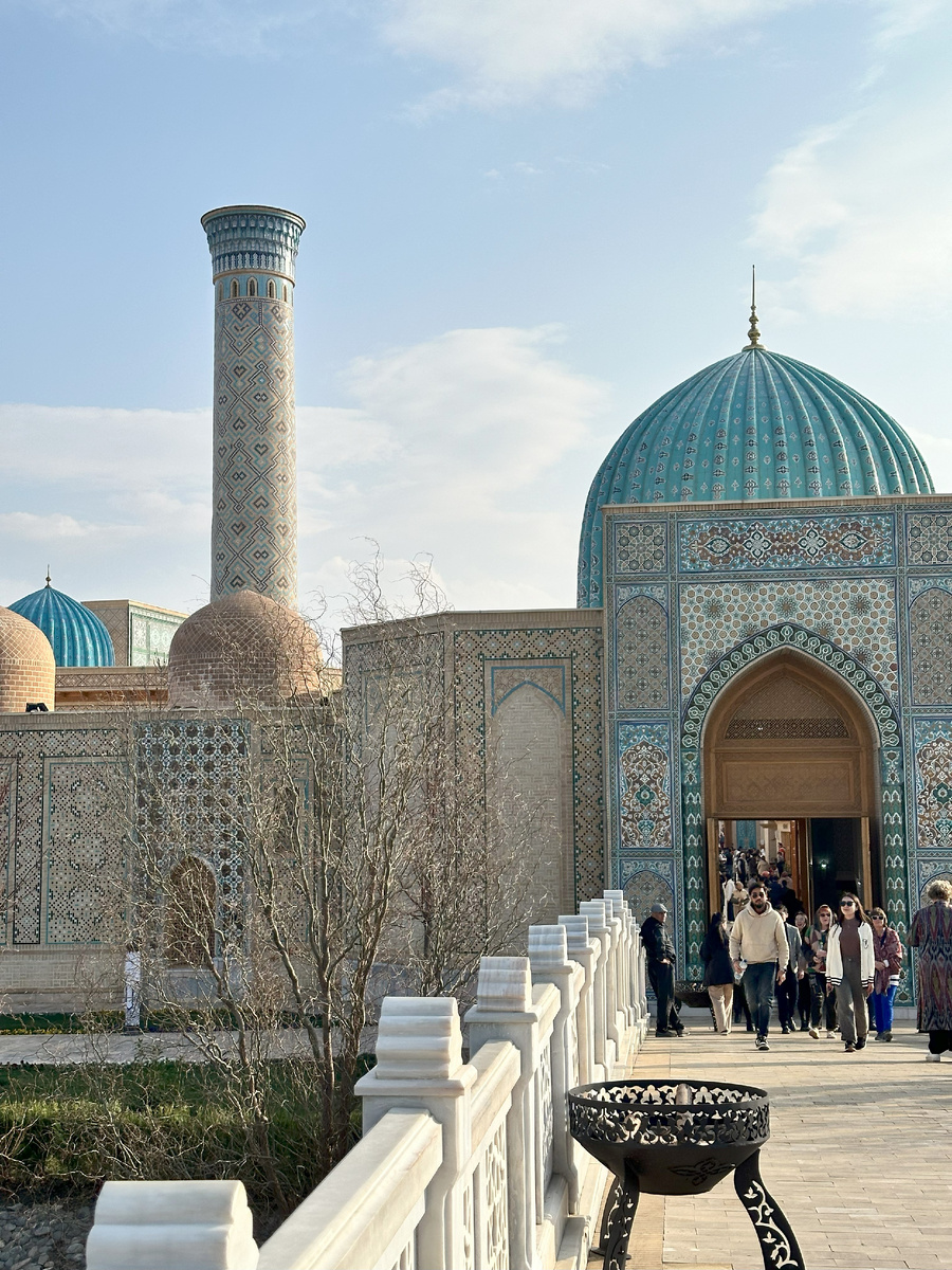 Проект «Вечный город», открытый в 2020 году, задуман как масштабный музей под открытым небом. Но это не просто собрание архитектурных реплик — это пространство, где каждая аллея, сад и площадь становятся порталом в другую эпоху.