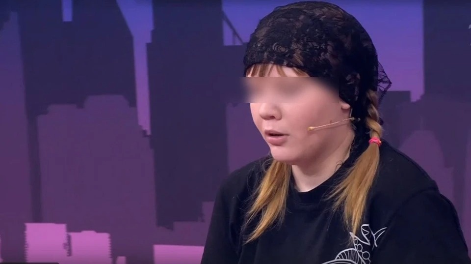 Анастасия в студии плакала, но в ее слезы мало кто верил. Фото: скриншот передачи «Мужское и женское»