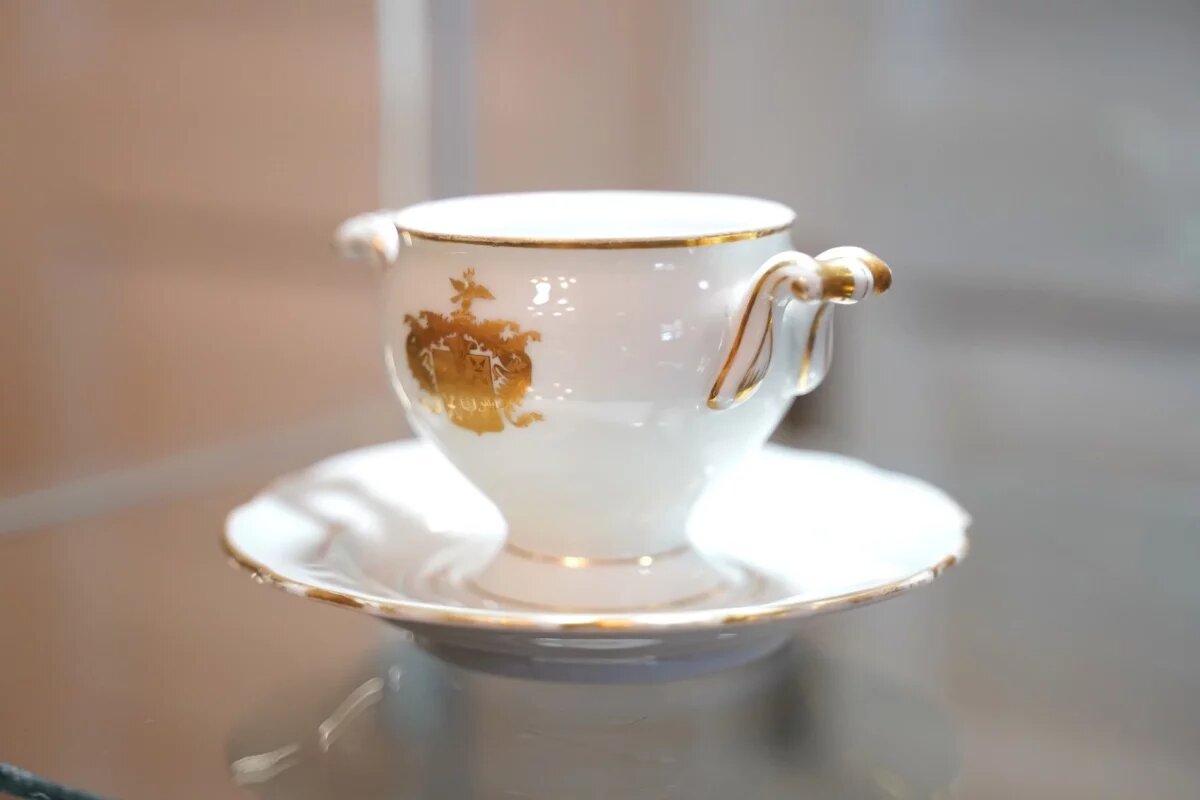    В Псковский музей передали уникальный сервиз с гербом Римских-Корсаковых