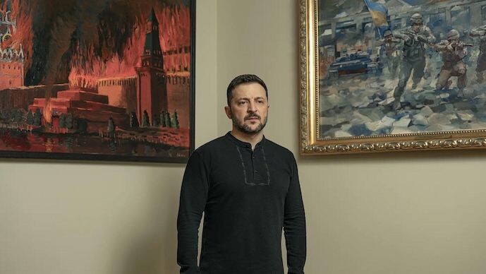 Зеленский и его кровавые фантазии: он стоит на фоне горящего Кремля и мавзолея в Москве.