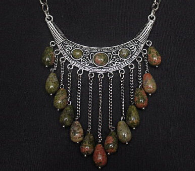 Бусины на цепочках образуют бахрому (камень - унакит, разновидность гранита)