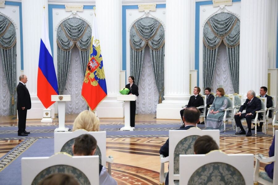    Президент РФ Владимир Путин на церемонии вручения премий президента для молодых деятелей культуры и премий президента в области литературы и искусства за произведения для детей и юношества за 2024 год / Источник: © РИА Новости/Алексей Майшев