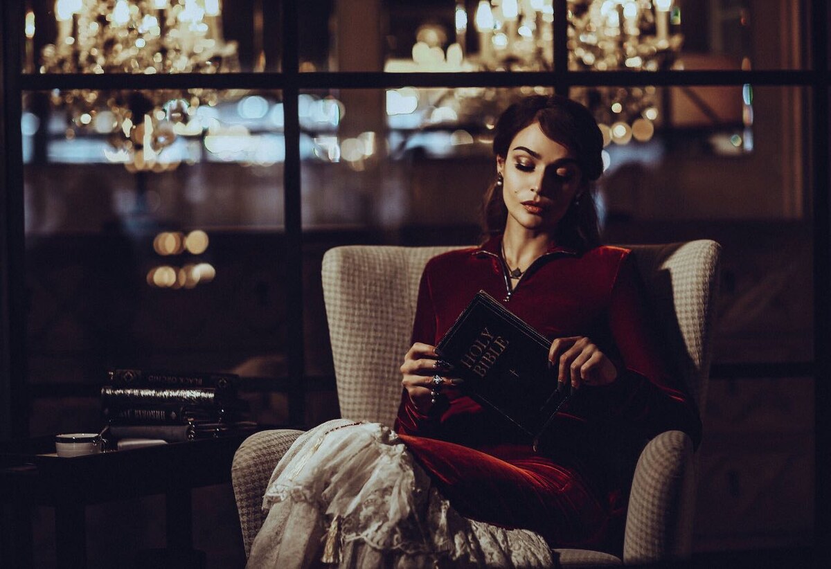 На фотографии представлен премиальный клатч ручной работы бренда Golubka