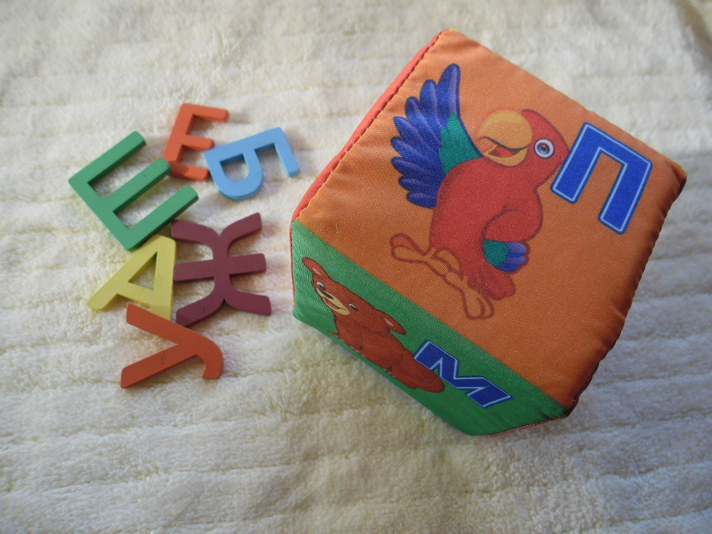 новый кубик и старые деревянные буквы