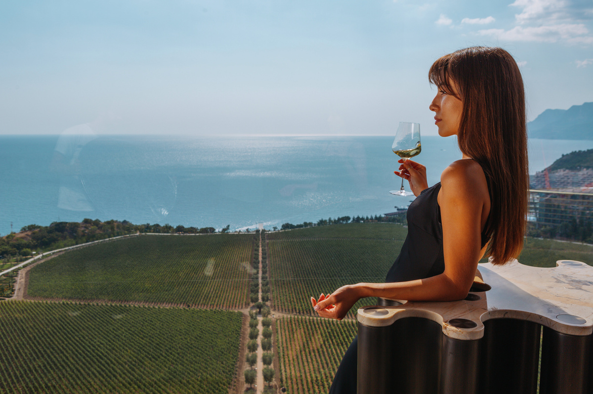 Девушка дегустирует вино в Центре винного туризма WINEPARK // Туристический портал Республики Крым