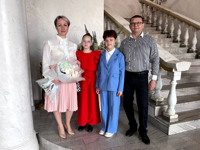 Семья Сельдевых: Ольга, Алина, Кира и Сергей. Эту фотографию папа Сергей вставил у себя на странице через несколько дней после теракта