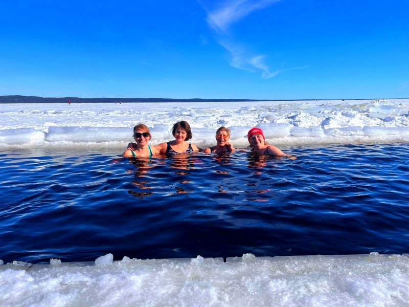    Моржи Петрозаводска принимают солнечные ванныКлуб спортивного зимнего плавания "Виктория" г. Петрозаводск / VK