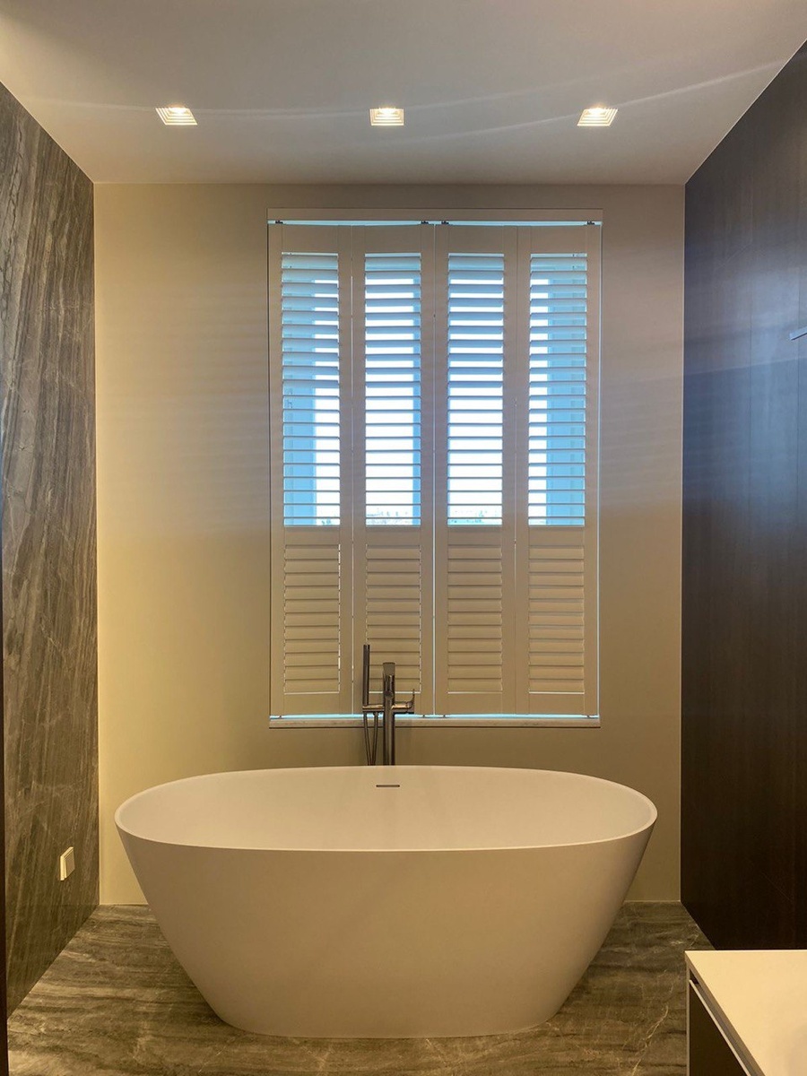 Шаттерсы в ванной комнате.