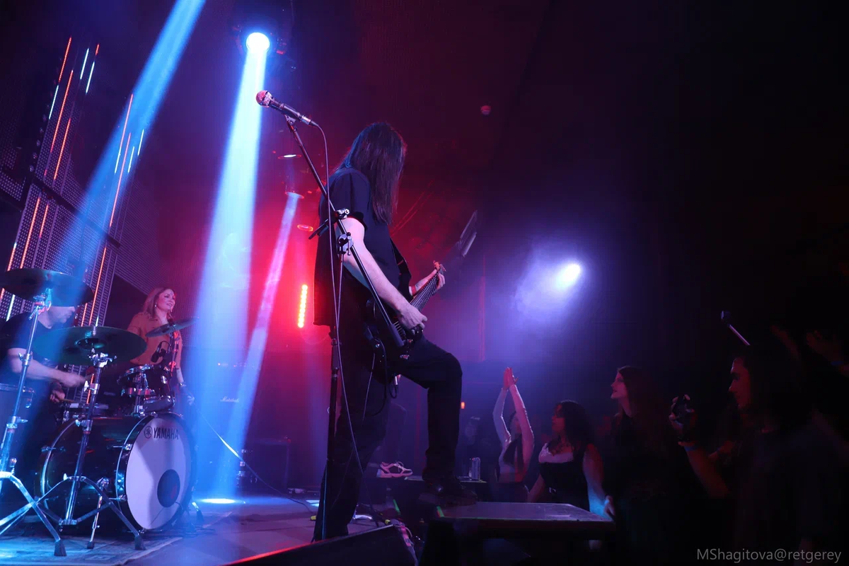 Музыка тоже помогает выживать, но скорее морально. Душою я отдыхаю на сцене, но физически концерты отнимают много сил и времени, а денег приносят мало и редко :)