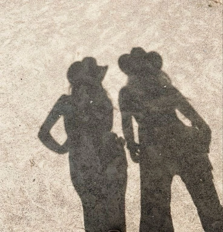 посмотри на наши тени. ты - ковбой!