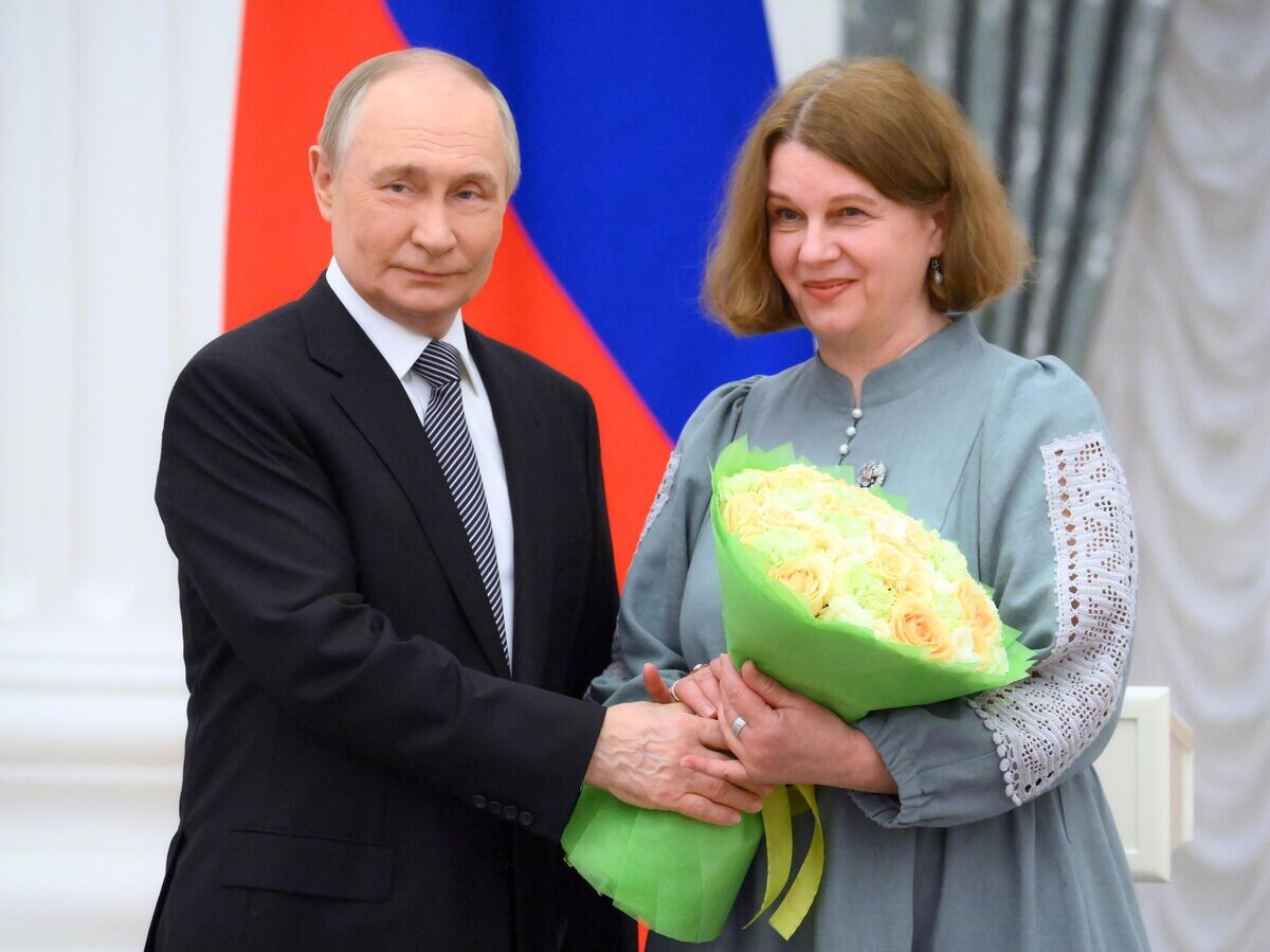    Президент РФ Владимир Путин и художник-иллюстратор Ольга Ионайтис на церемонии вручения премий президента© РИА Новости / Алексей Майшев