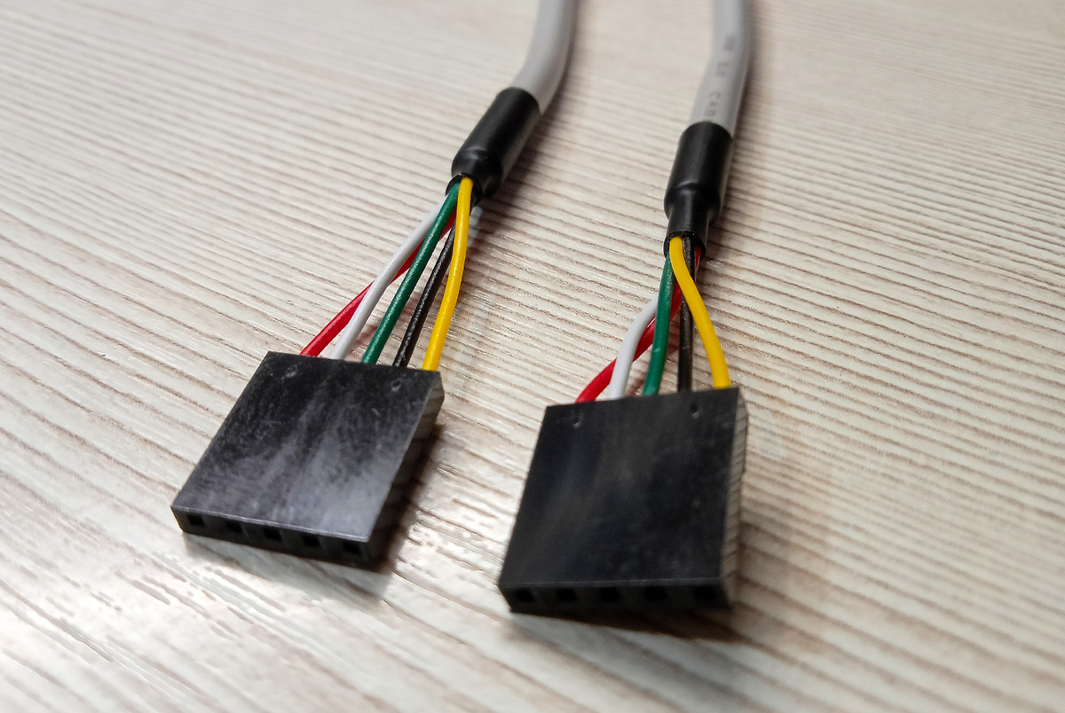 Пятиконтактные разъёмы на USB планке (2х5 pin).