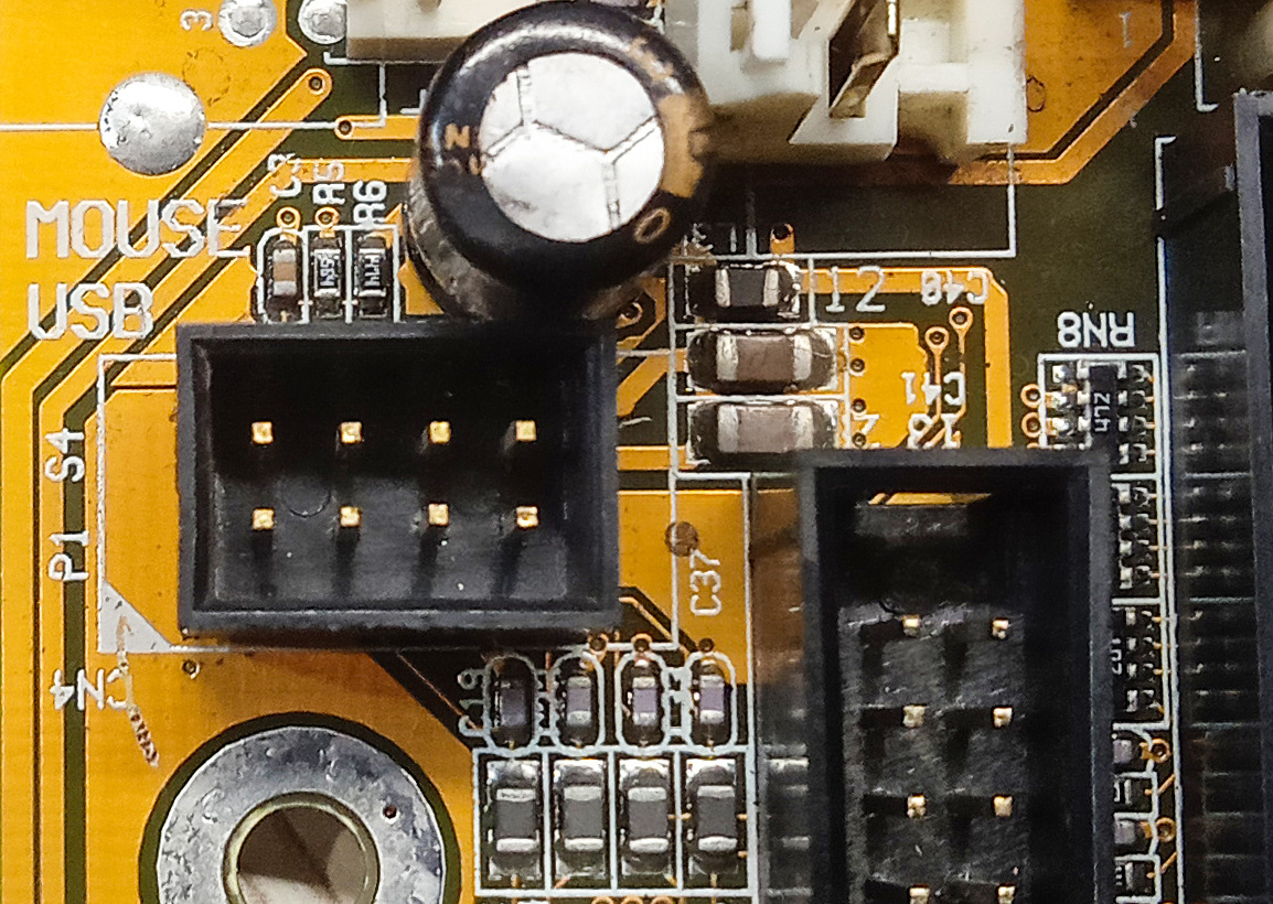 Восьмиконтактный USB разъём на материнской плате.