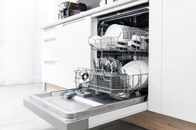    Почему нельзя ополаскивать тарелки перед загрузкой в посудомойку?