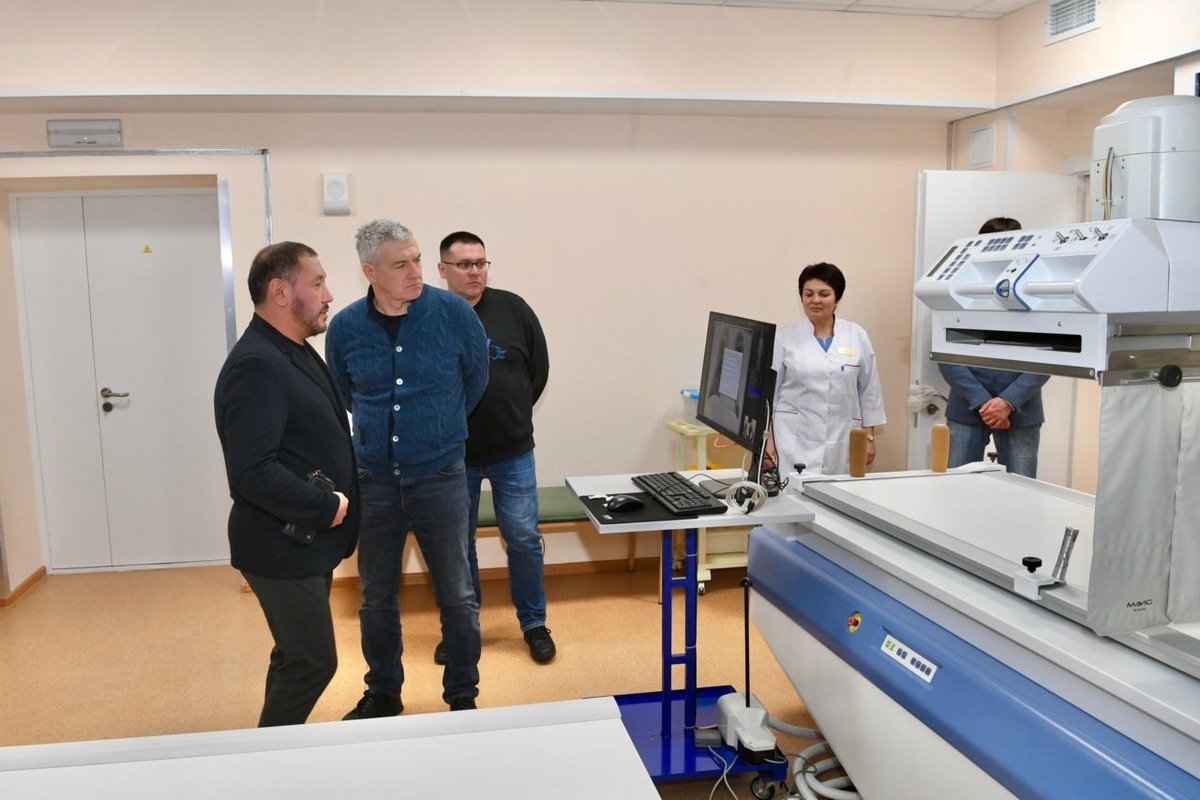    Артур Парфенчиков и министр здравоохранения республики Михаил Охлопков посетили подразделение Лоухской районной больницы в поселке Чупа. Фото: «Республика» / Оксана Кудряшова.