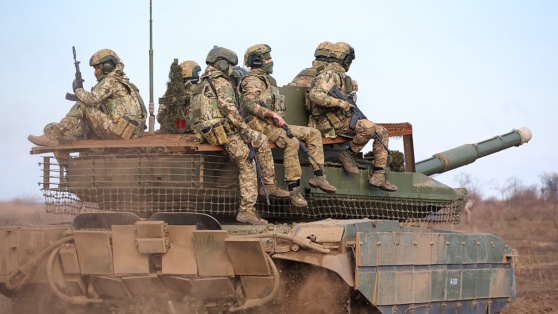    Вопрос ротации военнослужащих, ушедших на фронт первыми, изучается Минобороны, – Путин ©Александр Полегенько/ТАСС