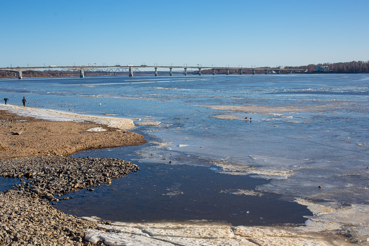 Река Волга в Костроме практически освободилась ото льда. Фото автора статьи 