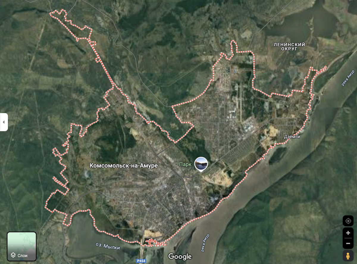 К примеру, город Комсомольск-на-Амуре, Хабаровский край - крупнейший промышленный центр Дальнего Востока. Здесь работают несколько заводов: судостроительный, авиастроительный, нефтеперерабатывающий, металлургический. Проходит нефтепровод и газопровод Сахалина. Это довольно крупный транспортный узел на Байкало-Амурской магистрали, речной порт на реке Амур. Здесь есть несколько вузов, и население составляет почти 240 тысяч человек.