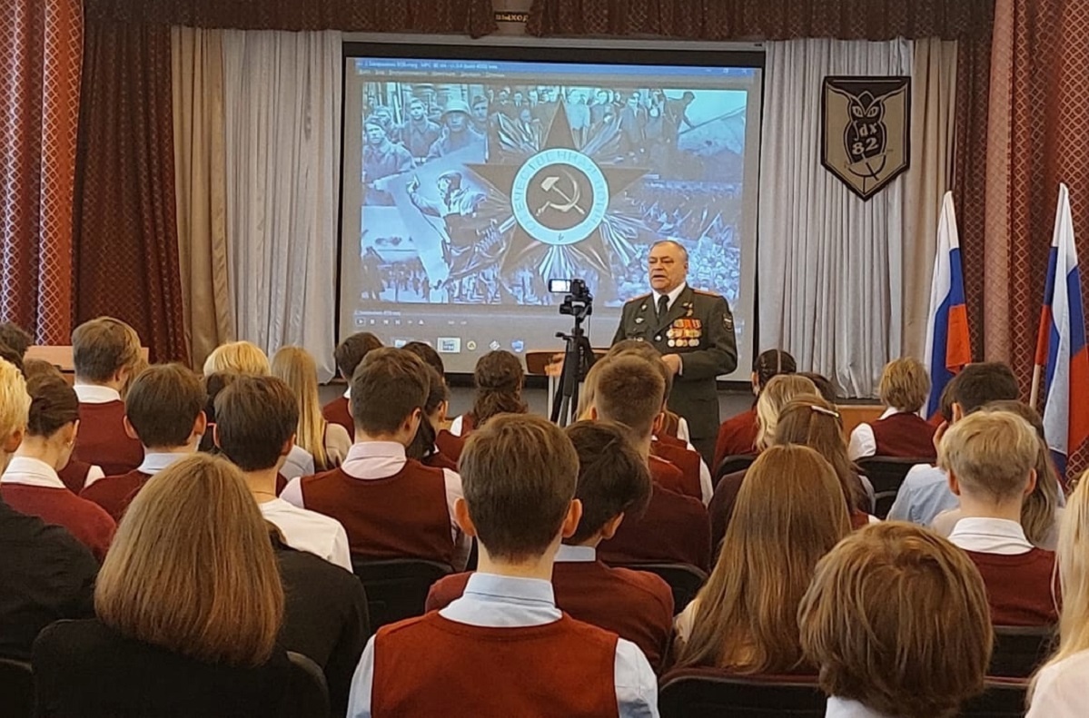    Николай Колосов всегда находит нужные слова для школьников