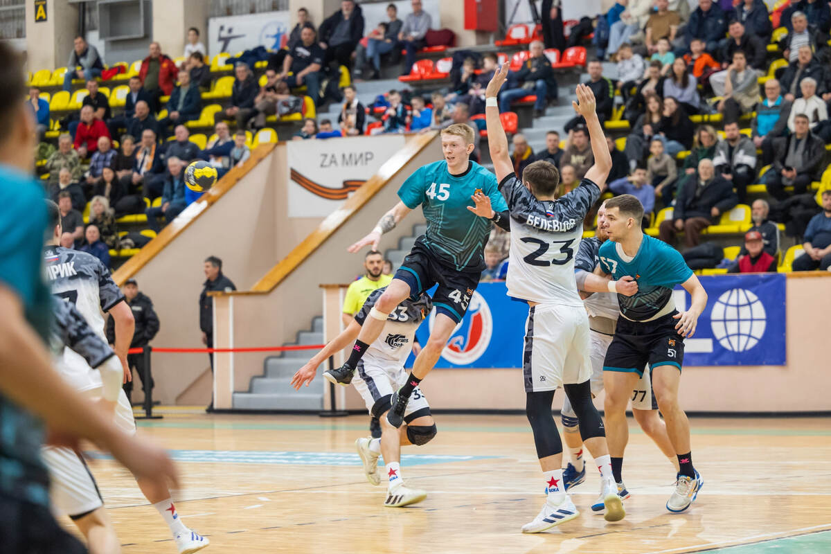    Александр Аркатов в последнее время будто парит над площадкой