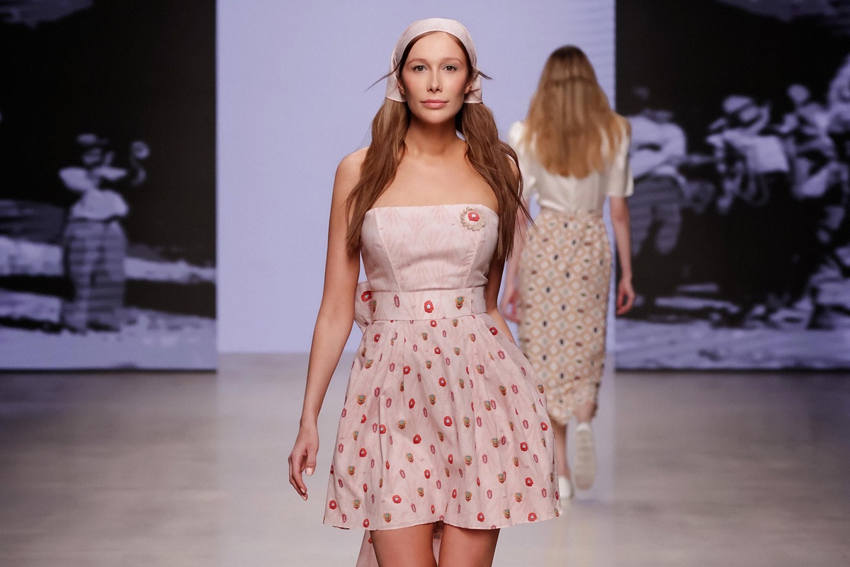     Марина Ермошкина и модели Modus Vivendis в показе Galina Podzolko на Неделе моды в Москве