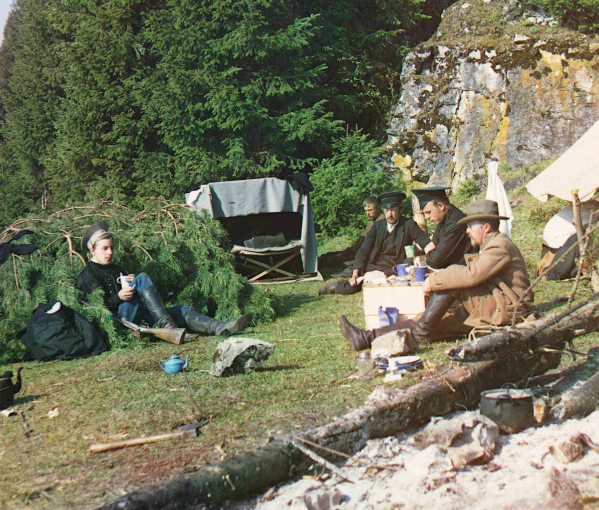 Ночевка на берегу реки Чусовой, слева с ружьем сын Дмитрий 1912