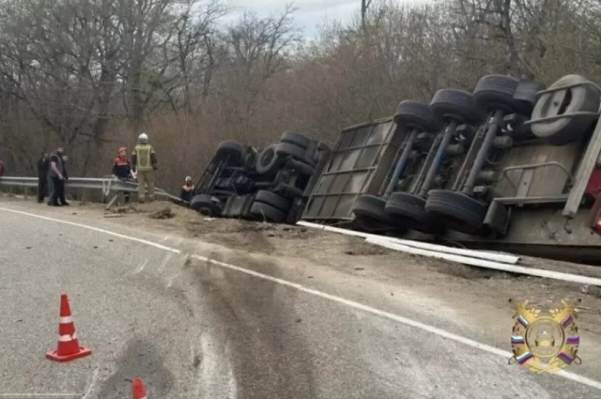    На Кубани водитель «МАЗа» опрокинул большегруз и погиб до приезда врачей