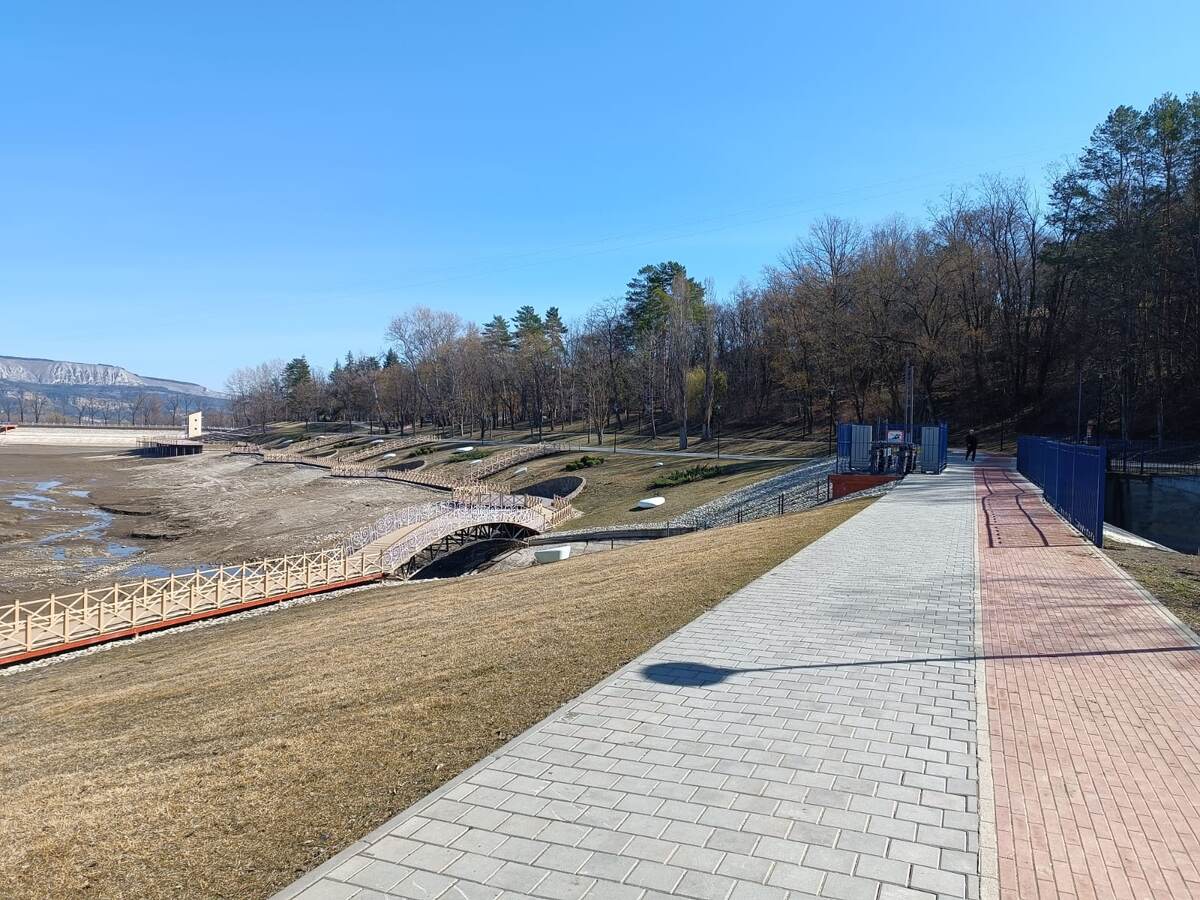 Спущенное Старое озеро в Кисловодске сегодня.