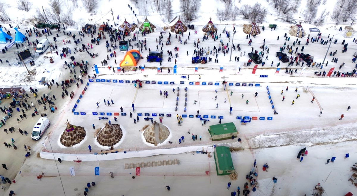 День оленевода в Салехарде. В центре- соревнования по снежному волейболу.